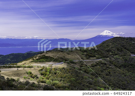 [靜岡]從西伊豆天際線看到的富士山 64924317