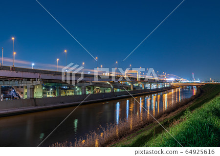 城市夜景:A瀨川和大都會高速公路中央環線 城市夜景:A瀨川和大都會高速公路中央環線 64925616