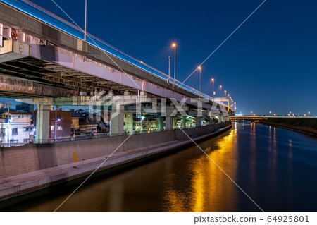 City night view: Ayase River and Metropolitan Expressway Central Loop Line 64925801