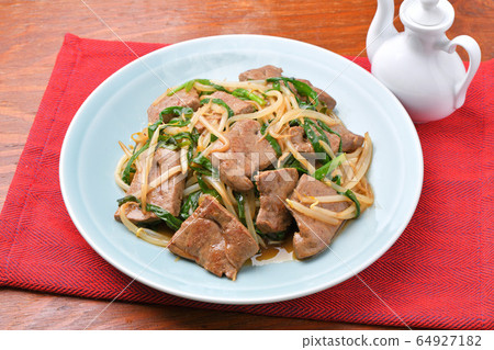 注）Steam是一種修飾合成。炒牛肉肝香草。中國菜。炒家常牛肝，韭菜和豆芽。 64927182