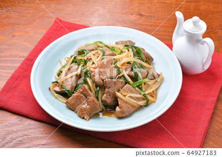 注）Steam是一種修飾合成。炒牛肉肝香草。中國菜。炒家常牛肝，韭菜和豆芽。 64927183