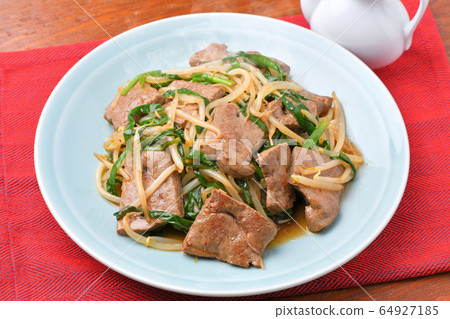 注)Steam是一種修飾合成。炒牛肉肝香草。中國菜。炒家常牛肝,韭菜和豆芽。 注)Steam是一種修飾合成。炒牛肉肝香草。中國菜。炒家常牛肝,韭菜和豆芽。 64927185