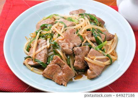 Note) Steam is a retouch synthesis. Stir-fried beef liver levanilla. Chinese cuisine. Stir-fried domestic beef liver, leek and bean sprouts. 64927186