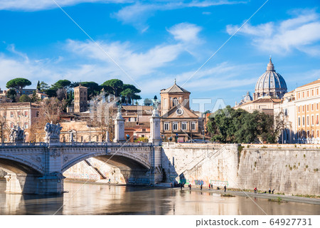 羅馬Tupele和聖彼得大教堂的圓屋頂 羅馬Tupele和聖彼得大教堂的圓屋頂 64927731
