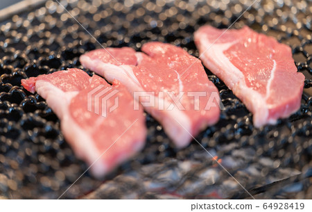 Charcoal grilled lamb meat_BBQ / bbq / charcoal / net grill / bincho charcoal / seven wheels / camping / meal / food / charcoal Charcoal grilled lamb meat_BBQ / bbq / charcoal / net grill / bincho charcoal / seven wheels / camping / meal / food / charcoal 64928419