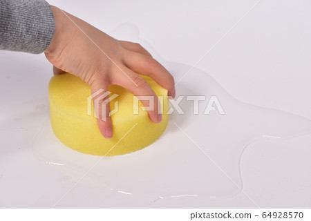 用手擠壓海綿 用手擠壓海綿 64928570