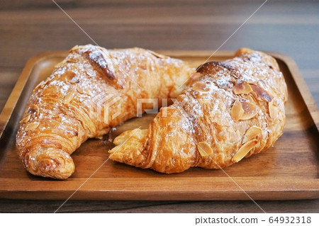 Croissant (croissant amando, croissant damand, croissant o zamand) 64932318