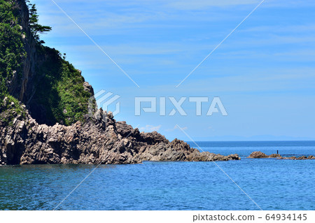 夏日海灘，美麗的岩石風景 64934145