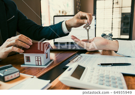 Salesman house brokers provide key to new Salesman house brokers provide key to new 64935949