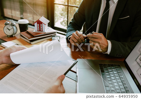 Customers buying houses are negotiating about the 64935950