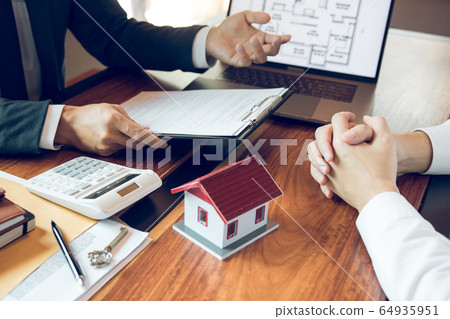 Insurance brokers are pointing to insurance Insurance brokers are pointing to insurance 64935951