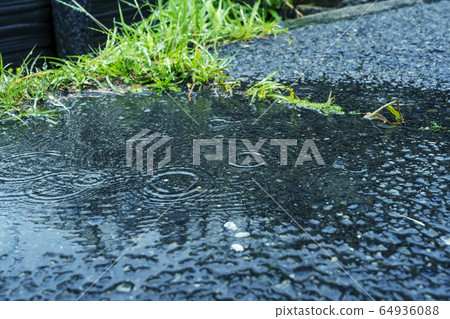 瀝青在雨中變濕 64936088