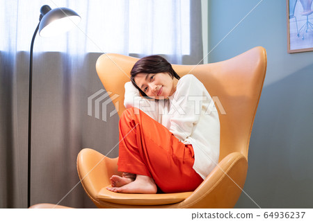 女椅子放鬆坐 64936237