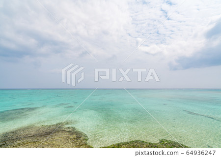 多雲的天空海 多雲的天空海 64936247