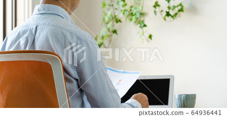 男性中遠程工作 男性中遠程工作 64936441