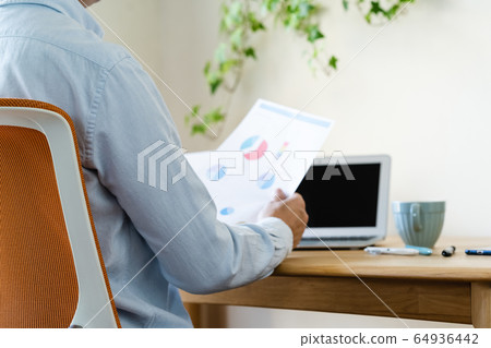 男性中遠程工作 64936442