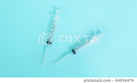 注射器在藍色的背景 注射器在藍色的背景 64936474