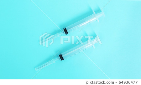 注射器在藍色的背景 注射器在藍色的背景 64936477