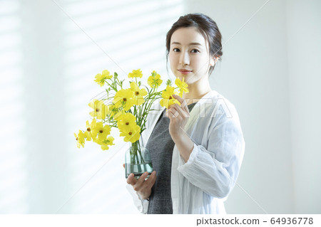 Female flower flower arrangement 64936778