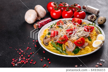 Spaghetti with mushrooms, cheese and spinach 64936833