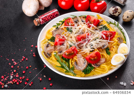 Spaghetti with mushrooms, cheese and spinach 64936834