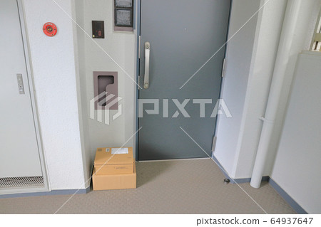 Delivery_vertical_courier Delivery_vertical_courier 64937647