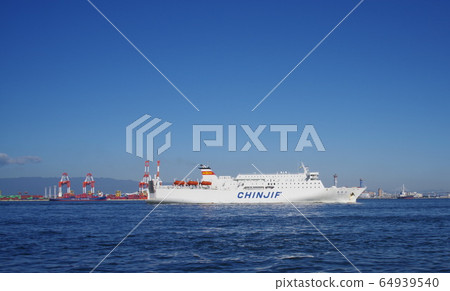 日中之間的橋樑進入大阪港的高速渡輪 日中之間的橋樑進入大阪港的高速渡輪 64939540