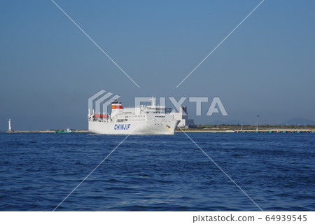A bridge between Japan and China High-speed ferry entering Osaka Port 64939545