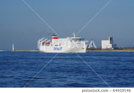 A bridge between Japan and China High-speed ferry entering Osaka Port 64939546