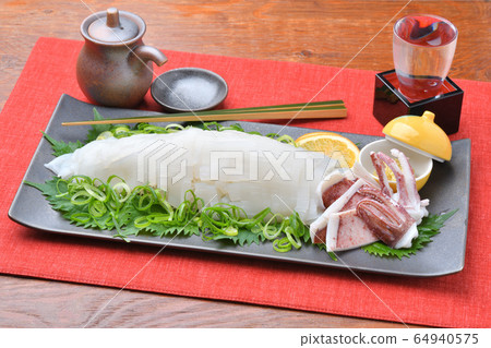 Sashimi and sashimi made from domestic squid. Fresh sashimi, squid, squid, squid, seafood. 64940575