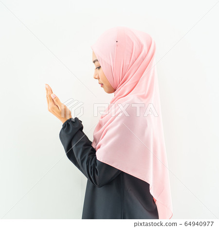 muslim woman pray in hijab 64940977