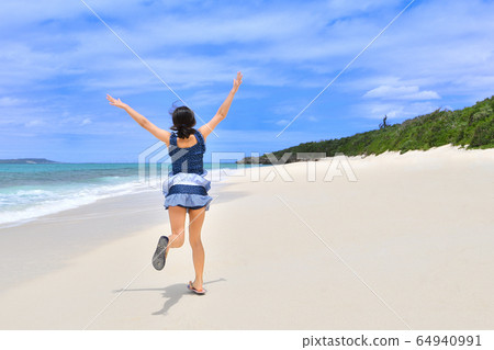 在沙灘上跳躍的女孩(沖繩宮古島長gam後視圖) 在沙灘上跳躍的女孩(沖繩宮古島長gam後視圖) 64940991