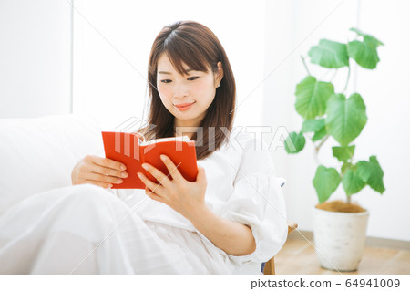 A woman reading in a room A woman reading in a room 64941009