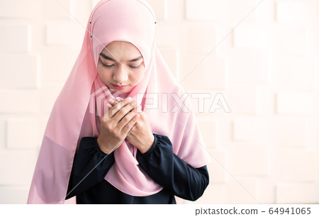 muslim woman pray in hijab 64941065