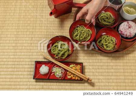 新鮮的蕎麥麵新制的生蕎麥麵日本食品 64941249