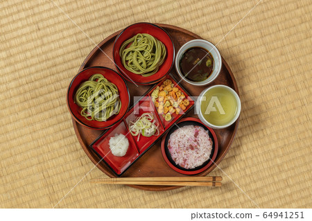 新鮮的蕎麥麵新制的生蕎麥麵日本食品 64941251