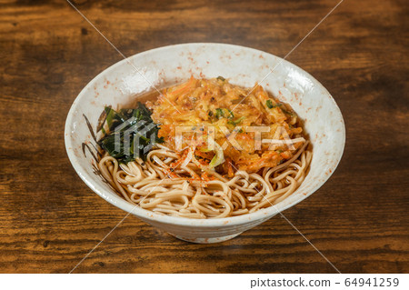 新鮮的蕎麥麵新制的生蕎麥麵日本食品 64941259