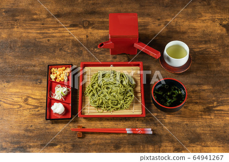 新鮮的蕎麥麵新制的生蕎麥麵日本食品 64941267