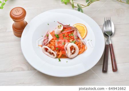 魷魚番茄汁意大利面。矛土匪番茄意大利面,意大利面,海鮮意粉。 魷魚番茄汁意大利面。矛土匪番茄意大利面,意大利面,海鮮意粉。 64941662