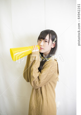 Cheering girls 64942281