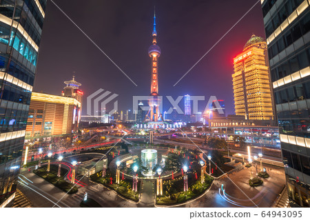 <上海>陸家嘴的夜景，摩天大樓 64943095