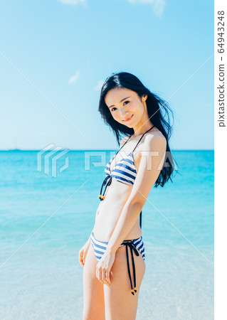 游泳衣的一個少婦 64943248