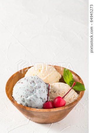 Ice cream with chocolate mint, vanilla and caramel Ice cream with chocolate mint, vanilla and caramel 64945273