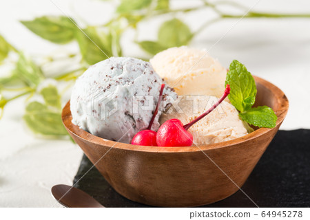 Ice cream with chocolate mint, vanilla and caramel Ice cream with chocolate mint, vanilla and caramel 64945278