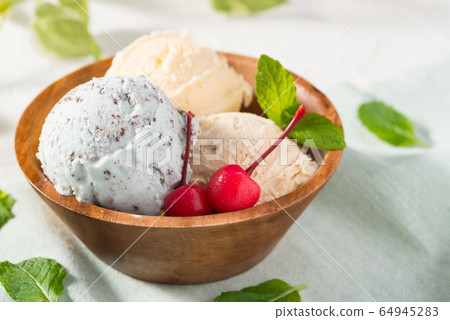 Ice cream with chocolate mint, vanilla and caramel 64945283