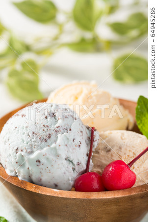 Ice cream with chocolate mint, vanilla and caramel 64945286