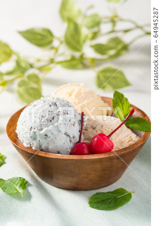 Ice cream with chocolate mint, vanilla and caramel 64945287