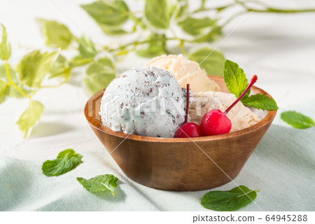 Ice cream with chocolate mint, vanilla and caramel 64945288