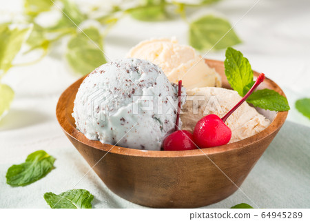 Ice cream with chocolate mint, vanilla and caramel Ice cream with chocolate mint, vanilla and caramel 64945289