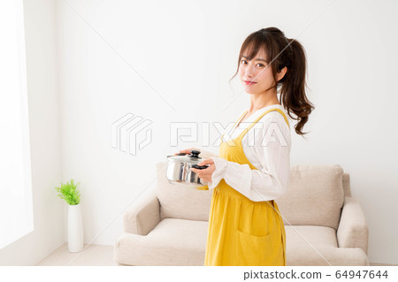 一個圍裙的女人 64947644